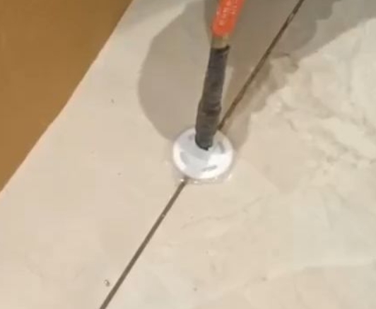 嵊泗瓷砖空鼓维修公司专业解答瓷砖在铺贴过程中，如果没有涂抹均匀到位的粘结材料（如水泥砂浆或瓷砖胶），可能会导致以下问题