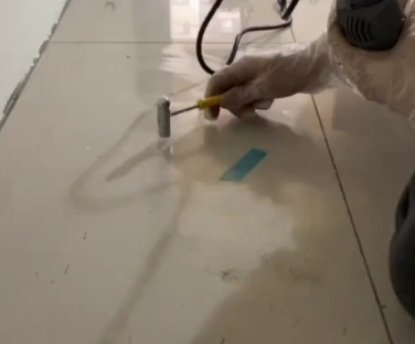 嵊泗瓷砖开裂维修公司专业分享瓷砖在铺贴前如果没有沥干水分，将会导致以下问题